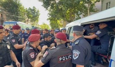 «Ժողովրդավարության բաստիոնի» թղթե տնակը. «Փաստ»