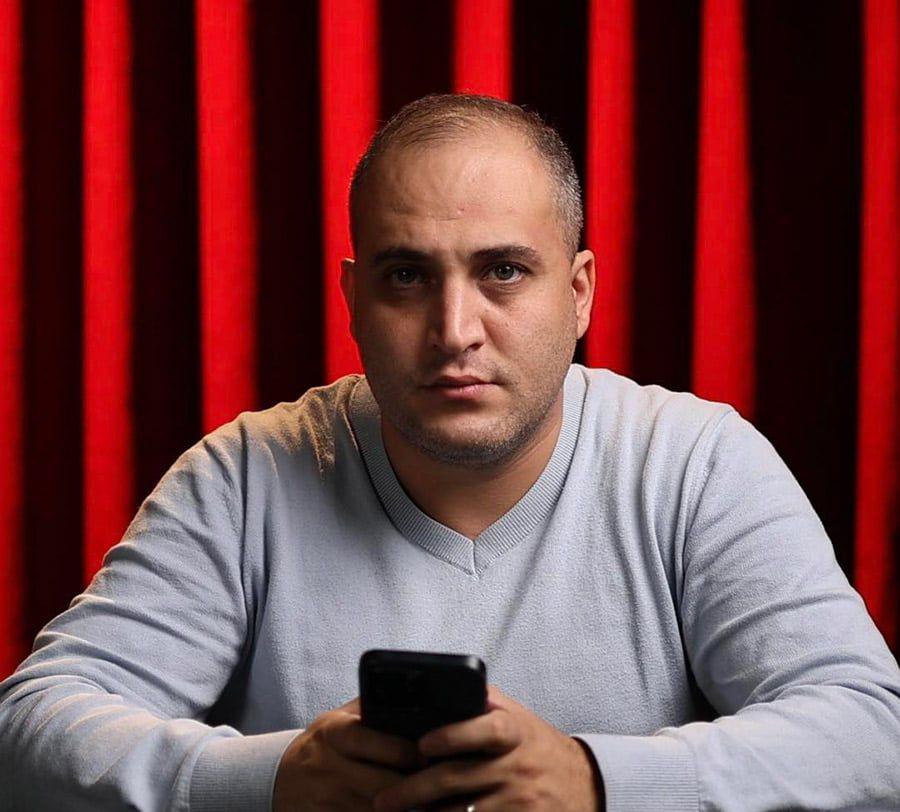 Ստիպված էի լսել Ալեն Սիմոնյանի ճեպազրույցն այն հույսով, որ լրագրողները հարցեր կուղղեն նրան Նարեկ Սամսոնյանի ապօրինի բանտարկության հետ կապված, հատկապես որ հացադուլի 11-րդ օրն է և առողջական խնդիրներ ունի