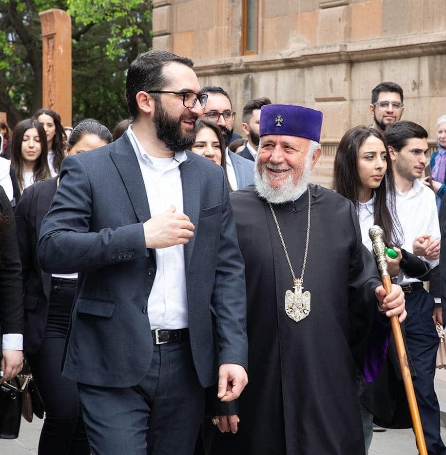 Ամենայն Հայոց կաթողիկոսը վախենալու բան չունի. նա քրիստոնեական խոնարհությամբ շարունակում է իր առաքելությունը