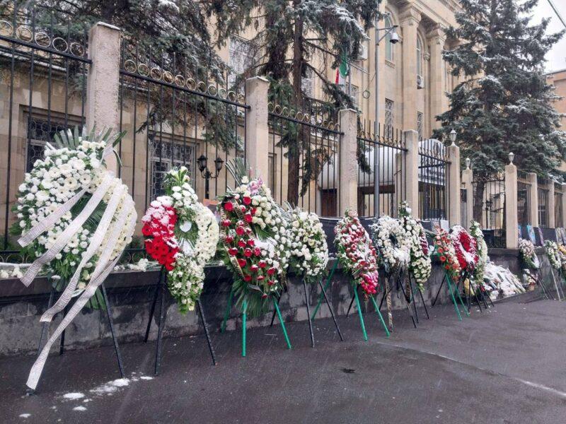 Իրանի դեսպանատան դիմաց Բագրատ և Արշակ Սրբազանների անունից ծաղկեպսակ է տեղադրվել