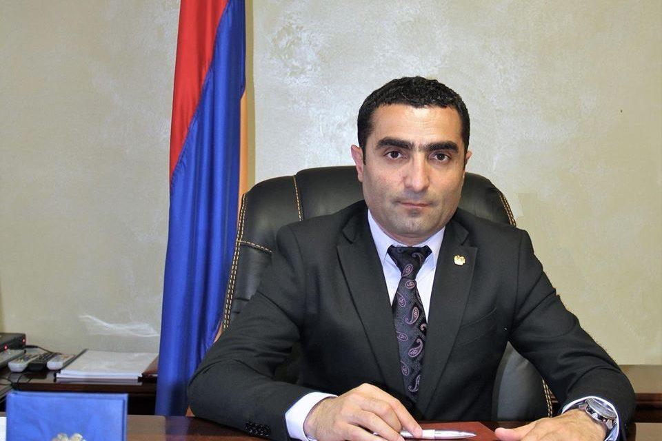 Ռոմանոս Պետրոսյանը 19-ամյա օգնական է ընդունել. «Հրապարակ»