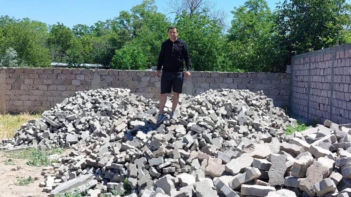 «Շին աղբի» անվան տակ գողացել են Դավիթ Անհաղթ այգու հարակից մայթերի որակյալ բետոնե տոմետները. Արթուր Չախոյան