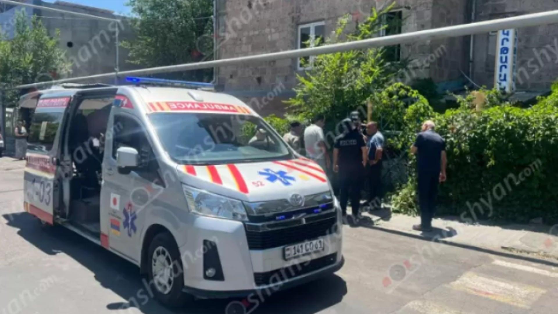 Աճառյան փողոցի շենքերից մեկում 24-ամյա տղամարդն անզգուշաբար ընկել է. բժիշկներն արձանագրել են նրա մաhը