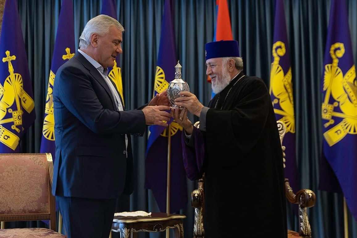 Այս ամբողջ ընթացքում Ձեր պահվածքը եղել է իսկական հավատավորի և հոգևոր առաջնորդի պահվածք՝ զուսպ ու վեհ, առանց Ձեր կոչումից ու առաքելությունից շեղվելու. Սամվել Կարապետյանը՝ Կաթողիկոսին