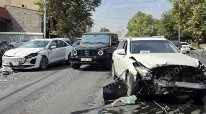 Խոշոր ավտովթար՝ Երևանում․ Քըրքորյան փողոցում բախվել են «Infinity»-ն ու «Hongqi»-ն․ կա վիրավոր