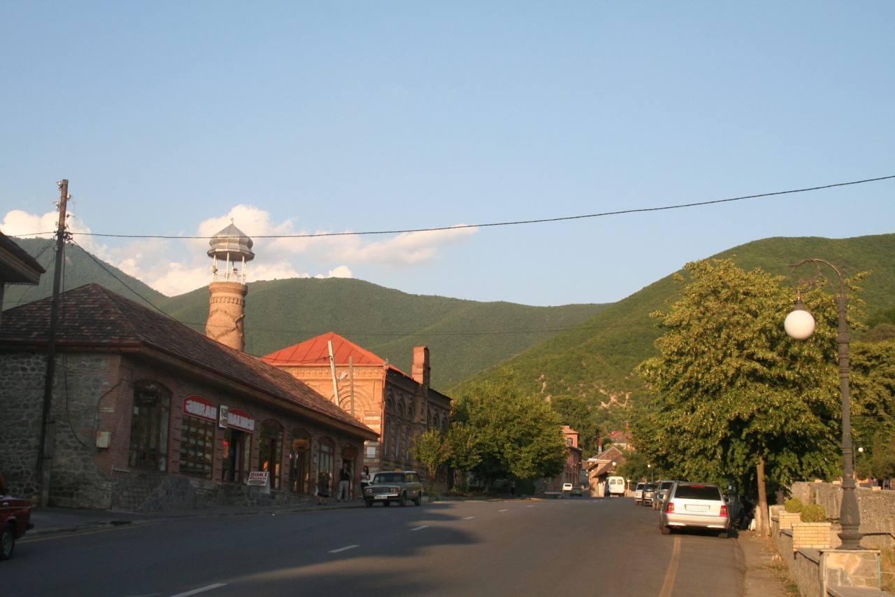 Ադրբեջանախոս մի տղամարդ մտել է գյուղի տներից մեկը, վնասել կնոջը՝ նրա 3 երեխաների ներկայությամբ․ 24news.am