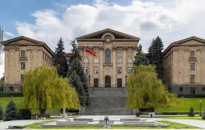 Շոու` տիրադավների մասնակցությամբ. «Հրապարակ»